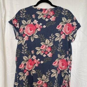Lularoe/ blue background with large roses. Women’s top short capped sleeves.‌‍‍‍